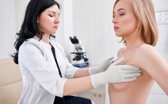 Exame por un médico antes da cirurxía de aumento de mama